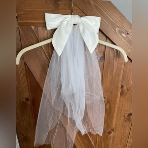 Bow/Veil Hair Accessory for Wedding/bridal - NWT
